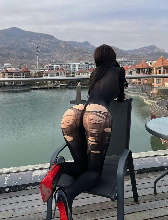 [微密圈]脸红Dearie –户外怼拍 [14P-38MB]