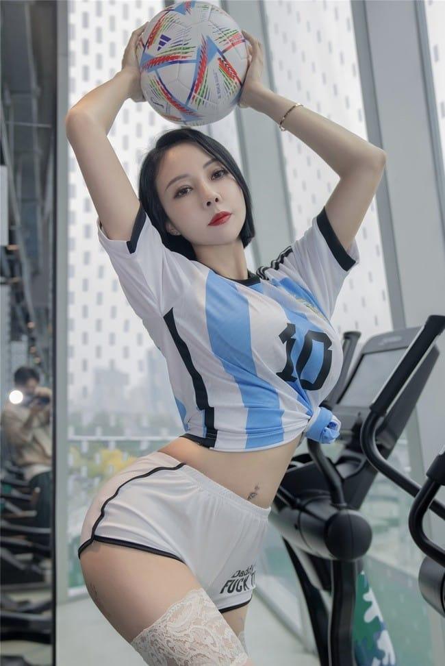 [微密圈]果儿Victoria –浴室足球[28P-54MB]