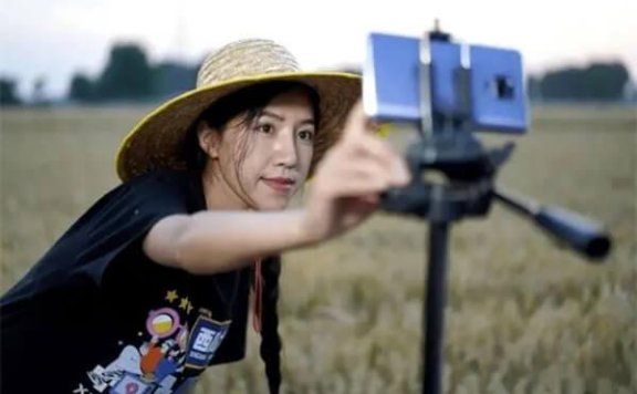 抖音网红麦小登个人资料简介，拖拉机女孩麦小登怎么火了